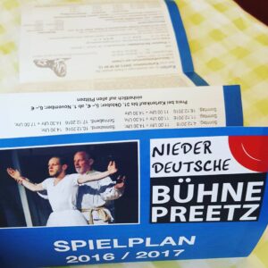 625135682_18374807605094400_8687282942357219626_n Der neue Spielplan der NB Preetz ist fertig! Schnell in der Parfümerie vom Gesundheitszentrum am Löwen in Preetz einen Flyer holen und gucken was die Bühne für Stücke anbieten wird.#Spielplan #niederdeutschebühnepreetz #2016/2017 #neu #theater #plattdeutsch