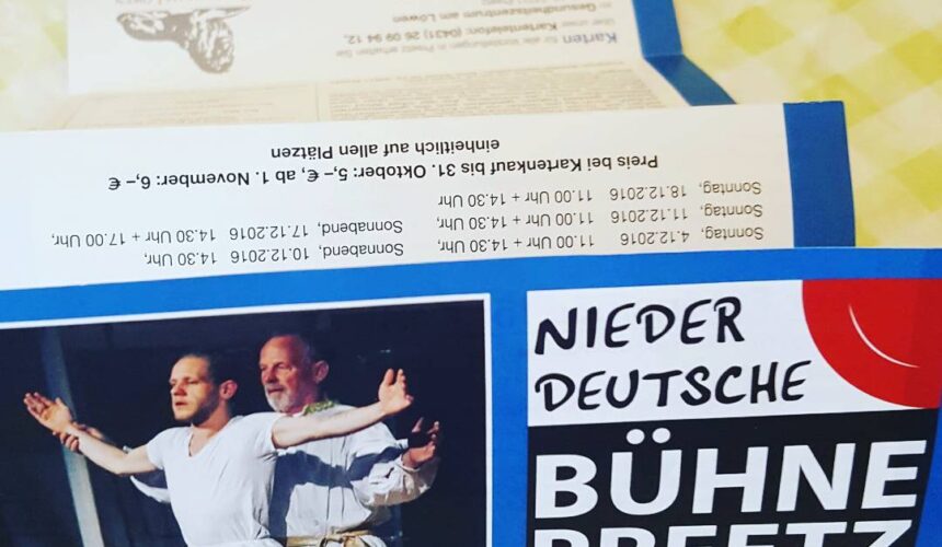 Der neue Spielplan der NB Preetz ist fertig! Schnell in der Parfümerie vom Gesundheitszentrum am Löwen in Preetz einen Flyer holen und gucken was die Bühne für Stücke anbieten wird.#Spielplan #niederdeutschebühnepreetz #2016/2017 #neu #theater #plattdeutsch