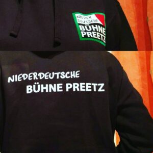629608794_18521405140068529_8711797757315245176_n Die Niederdeutsche Bühne Preetz hat endlich Vereinskleidung & Jutebeutel #niederdeutschebühnepreetz #vereinsliebe #lilafürdieJugendbühne #stilvoll #grünfürsWeihnachtsmärchen #hoddie #blaufürdieErwachsenen #niederdeutschebühne #somachtprobenspaß