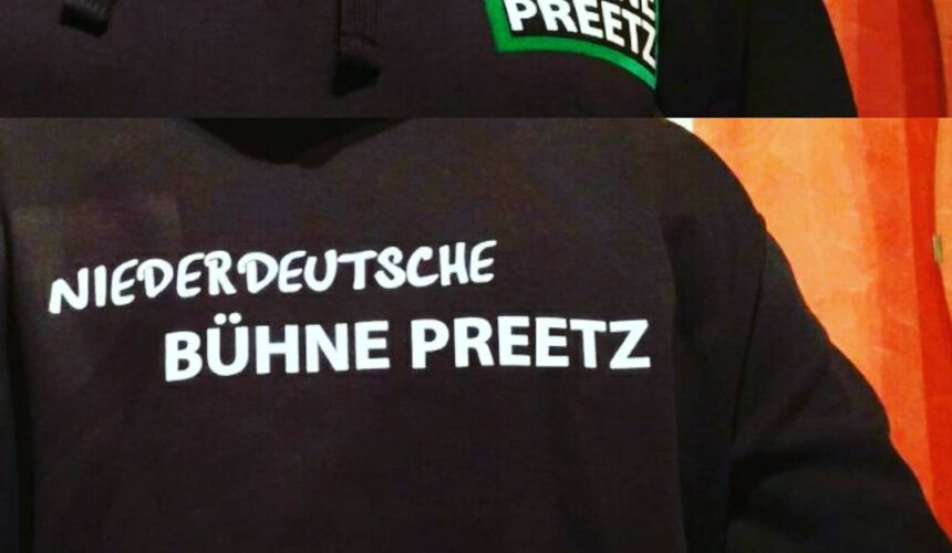 Die Niederdeutsche Bühne Preetz hat endlich Vereinskleidung & Jutebeutel #niederdeutschebühnepreetz #vereinsliebe #lilafürdieJugendbühne #stilvoll #grünfürsWeihnachtsmärchen #hoddie #blaufürdieErwachsenen #niederdeutschebühne #somachtprobenspaß