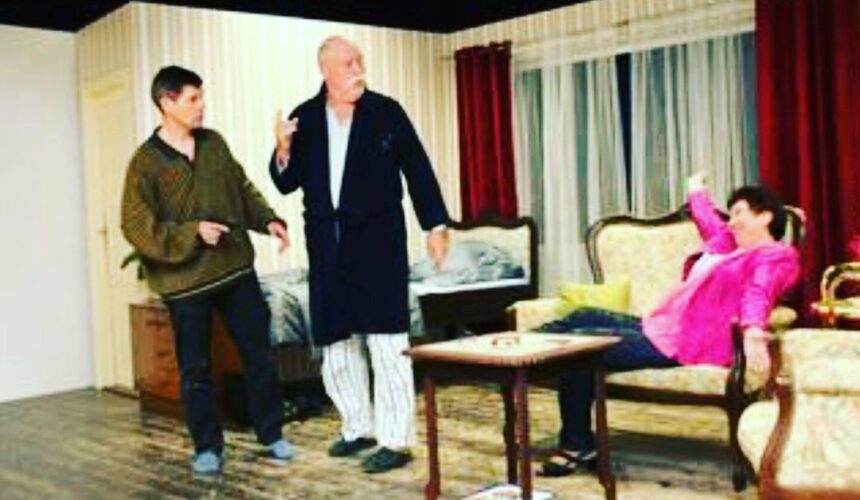 Ein Zeitungsausschnitt "Een Joghurt för twee" #niederdeutschebühnepreetz #nasoetwas #kielernachrichten #esversprichtlustigzuwerden #herrfischer #fraufischer #häftling #spannungpur #freitagpremiere