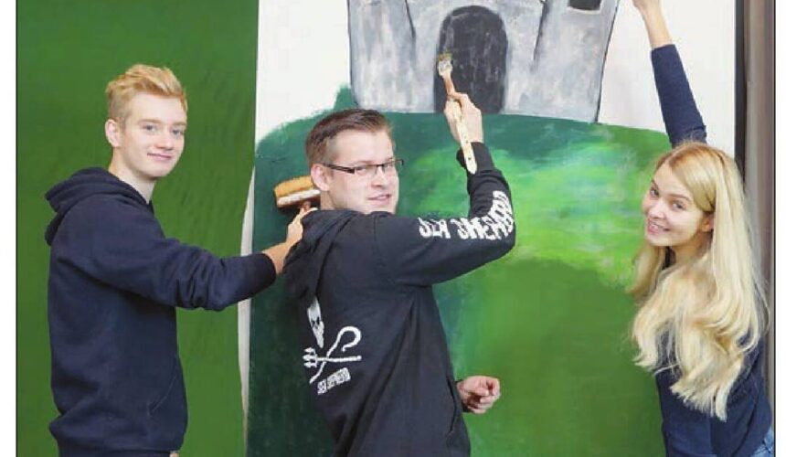 625108754_18430506655116459_5204328162499196406_n Peter, Nils und Lea sorgten dafür, dass die Wände beim Weihnachtsmärchen stabil und märchenhaft schön sind.#niederdeutschebühnepreetz #bühnenbau #holzwände #tackern #schrauben #kannlosgehen #toll