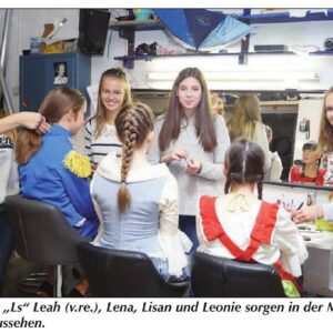 Leonie, Lisan, Lena und Leah sorgen für gutes Aussehen in der Maske #niederdeutschebühnepreetz #maske #weihnachtsmärchen #froschkönig #kannlosgehen #theater #toll