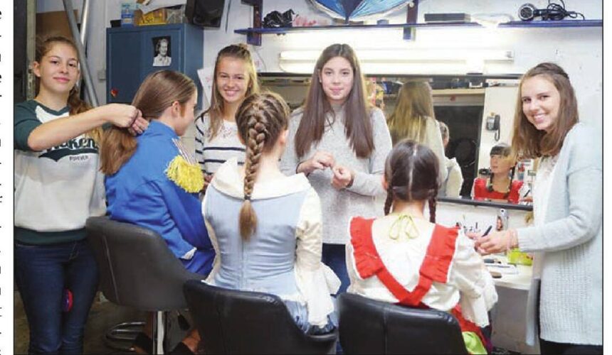 627669065_18532139587069057_3185391849826636830_n Leonie, Lisan, Lena und Leah sorgen für gutes Aussehen in der Maske #niederdeutschebühnepreetz #maske #weihnachtsmärchen #froschkönig #kannlosgehen #theater #toll