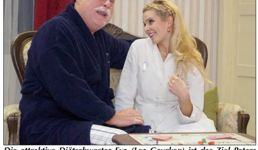 Die attraktive Schwester Eva hat es Herrn Fischer ganz schön angetan #flirterei #niederdeutschebühnepreetz #herrfischer #freitagpremiere #preetz #plattdeutsch #theater #wasseineFraudazuwohlsagt #reporterpreetz