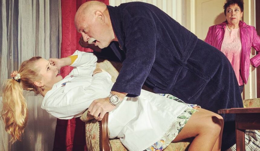 Was macht Herr Fischer nur mit Schwester Eva dort?#niederdeutschebühnepreetz #theater #schwestereva #freitagpremiere #wasistdalos #spannend #plattdeutsch #herrfischer