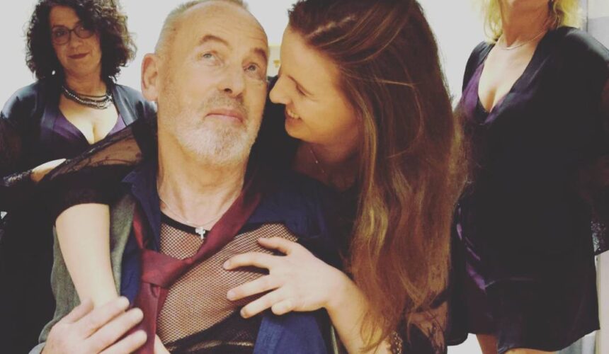 623953847_18359167501163628_2294213558031530888_n Veer Froonslüüd för Karli feiert am 10.03 um 20.00 Uhr in der Preetzer Aula Premiere. Kommt vorbei! #theater #vierfrauenundeinmann #denmeistenmännernisteinefrauschonzuviel #niederdeutschebühnepreetz #plattdeutsch #eswirdheiß #nacktehautundstaubsauger #premiere