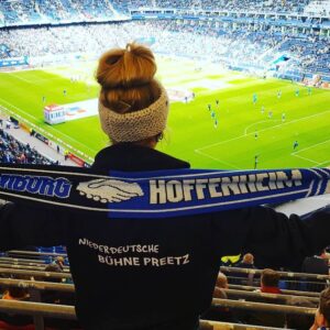 Neben harten Proben und spannenden Aufführungen ist die Niederdeutsche Bühne Preetz ein Ort für Abenteuer und Freude #ohnsorgtheater #hsvarena  #betriebsausflug #niederdeutschebühnepreetz #diesindauchüberall #vereinskleidunggesichtet #hamburg #preetz