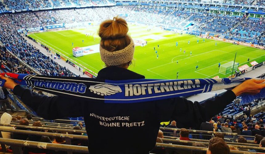 Neben harten Proben und spannenden Aufführungen ist die Niederdeutsche Bühne Preetz ein Ort für Abenteuer und Freude #ohnsorgtheater #hsvarena  #betriebsausflug #niederdeutschebühnepreetz #diesindauchüberall #vereinskleidunggesichtet #hamburg #preetz