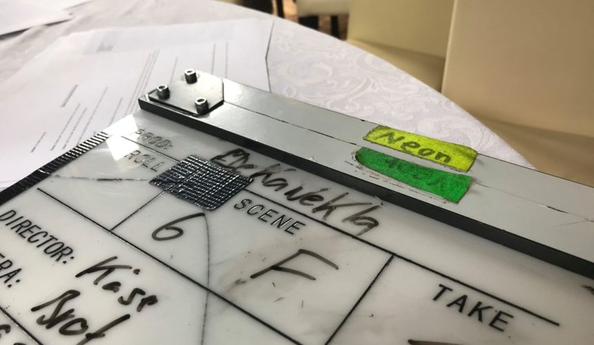 127554089_2701655860149346_9197045678484689928_n Diese Jahr gibt es einen Realfilm statt mehreren Aufführungen. Doch kann man einfach ein Theaterstück in einem Film verwandeln?Bei dieser Entwicklung und Verwirklichung hat uns der Filmemacher und Medienpädagoge Johann Schultz (Ein Johann Schultz Ding ) tatkräftig unterstützt.