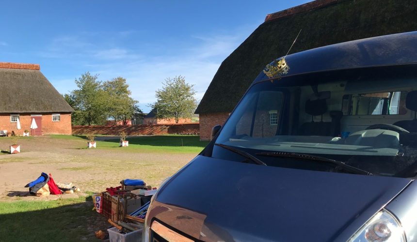 128544110_3767785646612052_7992474663813596398_n Auch Autos wollen mal sich mal wie ein Kaiser fühlen ?Mit diesem Bild von unserem Dreh auf Gut Rixdorf wünschen wir euch allen einen schönen ersten Advent ?️ Nur noch zwei Wochen und dann startet auf Youtube unser diesjähriges Weihnachtsmärchen. ?#ersteradvent #filmdreh #baldgehteslos