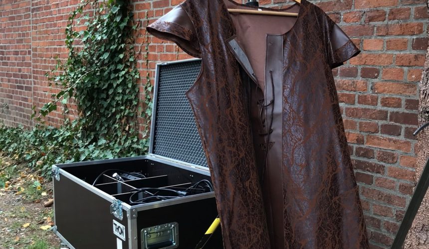 Der Dezember beginnt und das bedeutet, dass es nur noch 12 Tage bis zur Online-Premiere von unserem Film ist Wir sind schon sehr gespannt wie euch der Film gefällt Beim Dreh hatten wir auf jeden Fall viel Spaß. Wer errät es, wer hier sein Kostüm hingehängt hat? ?#filmdreh #baldgehteslos #weihnachtsmärchen #derfilm #kostüm #preetz