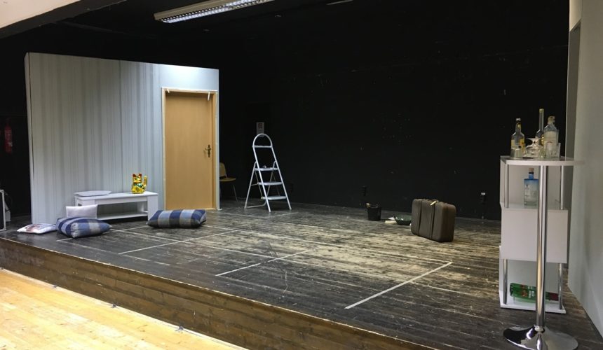 Seit nun mehr als 9 Monaten hat uns die Corona-Krise voll im Griff. Bei uns in Preetz blieb leider seit Beginn der Vorhang zu, da die Vorgaben und Risiken zu hoch waren. Wir würden gerne spielen und vermissen es sehr vor Publikum zu stehen.Wie uns ergeht es aktuell vielen Niederdeutschen Bühnen, aber auch Kleinkünstlern im Land. Es mussten viele Veranstaltungen abgesagt und Produktionen umgeplant werden.Lasst uns zusammen die vielfältige Kunst und Kulturszene erhalten und überlegt, ob ihr vielleicht in der Adventszeit einen lokalen Künstler, bzw. ein Theaterverein vor Ort mit einer Spende unterstützt. Denn die laufenden Kosten bleiben trotz Vorstellungsausfall bestehen.Danke