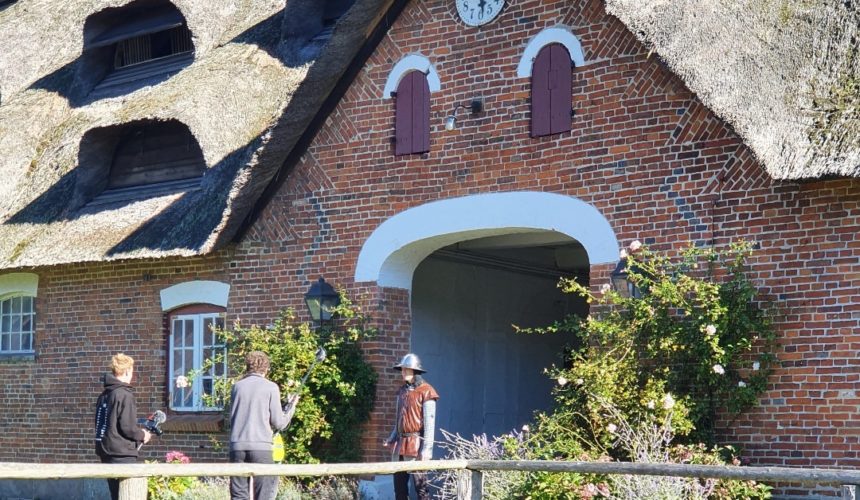 Ein besonderer Drehort für das gesamte Team war die Außenanlage von Gut Rixdorf. Durch die vielen historischen Gebäude war dieser Ort perfekt für unseren Film, der bereits in 9 Tagen online auf unserer Website erscheint.