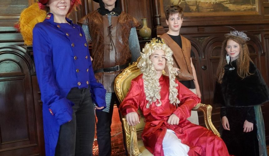 Heute ist es endlich soweit ??️Die Online-Premiere unseres diesjährigen Weihnachtsmärchens startet um 14:30 Uhr und ist ab dann für jeden kostenfrei verfügbar (Link in der Bio)Es war für alle ein spannendes und aufregendes Projekt und es floss auch noch in den letzten Monaten viel Arbeit in unseren ersten Weihnachtsmärchenfilm.?Dennoch sind wir der Meinung, dass ein Weihnachtsmärchen auf jeden Fall zur Vorweihnachtszeit gehört und so wagten wir uns in neue Gewässer.Wir wünschen dem Weihnachtsmärchen-Team zur heutigen Premiere TOI TOI TOI und euch als Zuschauer viel Spaß beim Film