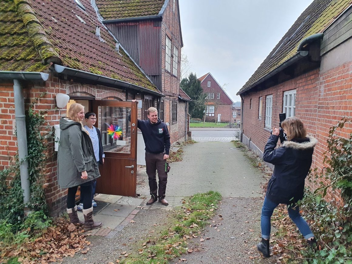 In der letzten Woche fand an einem unserer Drehorte – in der Handweberei von Marie Kopiske in Preetz – ein kleiner Pressetermin statt. Heute ist der Bericht über unser Weihnachtsmärchen-Projekt in den Kieler Nachrichten erschienen. Danke an Signe Hoppe für den schönen Artikel