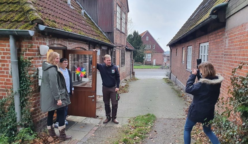 In der letzten Woche fand an einem unserer Drehorte – in der Handweberei von Marie Kopiske in Preetz – ein kleiner Pressetermin statt. Heute ist der Bericht über unser Weihnachtsmärchen-Projekt in den Kieler Nachrichten erschienen. Danke an Signe Hoppe für den schönen Artikel