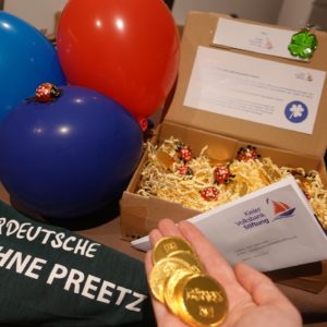 131278185_2712134785704809_2300176043665837173_n Dieses Jahr ist es für die Kulturszene, wie z.B. auch für uns, deutlich anders. Viele Einnahmen durch die Vorstellungen fielen weg, dennoch stand die Idee sehr früh fest, dass es zu Weihnachten ein Märchen geben soll – in welcher Art auch immer. Denn es gehört zur Vorweihnachtszeit dazu.Besonders erfreut hat uns, dass sich mehrere Sponsoren bei uns gemeldet haben. Unter anderem die neu gegründete Kieler Volksbank Stiftung e.V., die uns gerne in unserem Projekt unterstützen möchte, indem sie die Kosten für Johanns Arbeitsaufwand in der Produktion und Schnitt übernehmen. Das hat uns sehr erfreut Ebenfalls gab es ein kleines Überraschungspaket für das Team, das mit vielen Glückstalern und Marienkäfern bestückt war, und die frohe Kunde der Förderung übermittelte. Vielen Dank für diese tolle Unterstützung #werbung #Danke #nbpreetz #unserweihnachtsmärchen2020 #sponsor #schokolade #paket