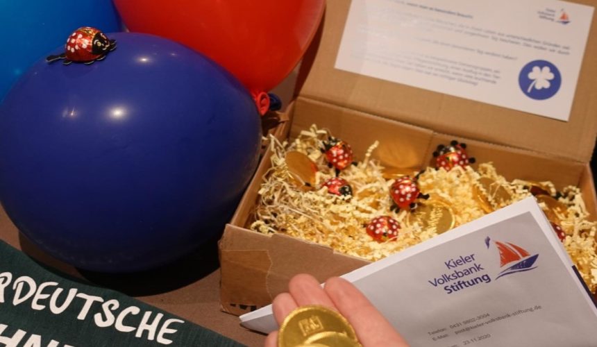 131278185_2712134785704809_2300176043665837173_n Dieses Jahr ist es für die Kulturszene, wie z.B. auch für uns, deutlich anders. Viele Einnahmen durch die Vorstellungen fielen weg, dennoch stand die Idee sehr früh fest, dass es zu Weihnachten ein Märchen geben soll – in welcher Art auch immer. Denn es gehört zur Vorweihnachtszeit dazu.Besonders erfreut hat uns, dass sich mehrere Sponsoren bei uns gemeldet haben. Unter anderem die neu gegründete Kieler Volksbank Stiftung e.V., die uns gerne in unserem Projekt unterstützen möchte, indem sie die Kosten für Johanns Arbeitsaufwand in der Produktion und Schnitt übernehmen. Das hat uns sehr erfreut Ebenfalls gab es ein kleines Überraschungspaket für das Team, das mit vielen Glückstalern und Marienkäfern bestückt war, und die frohe Kunde der Förderung übermittelte. Vielen Dank für diese tolle Unterstützung #werbung #Danke #nbpreetz #unserweihnachtsmärchen2020 #sponsor #schokolade #paket