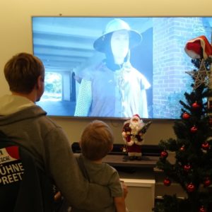 ?Nur noch wenige Tage bis Weihnachten. ? ? Habt ihr bereits unser diesjähriges Weihnachtsmärchen gesehen? Link ist in der Bio.?️Heute gibt es schöne Grüße von unserem "Soldaten". Er schaut sich hier zusammen mit seinem Patenkind das Märchen an. ?️Vielen Dank auch noch einmal an die vielen schönen und netten Grüße/Kommentare unter unseren Posts und dem Video.