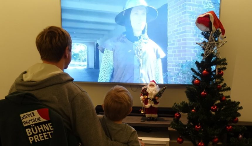 132013018_424444678910394_5523347471737058886_n ?Nur noch wenige Tage bis Weihnachten. ? ? Habt ihr bereits unser diesjähriges Weihnachtsmärchen gesehen? Link ist in der Bio.?️Heute gibt es schöne Grüße von unserem "Soldaten". Er schaut sich hier zusammen mit seinem Patenkind das Märchen an. ?️Vielen Dank auch noch einmal an die vielen schönen und netten Grüße/Kommentare unter unseren Posts und dem Video.