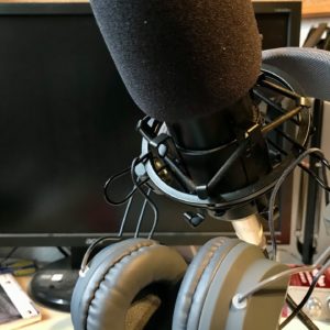 Das Jahr 2020 neigt sich dem Ende und wir schauen zuversichtlich auf das kommende Jahr. Es gibt bereits viele Projektideen für das Jahr 2021: Podcast, Film, …Worüber würdet ihr euch als Zuschauer freuen? Mit dem Podcast "mimikrifon" hat die "Niederdeutsche Bühne Ahrensburg" begonnen. Es werden sehr unterschiedlichen Beiträgen über die plattdeutsche Sprache und Themen rund um die Bühne angesprochen. Hört doch mal rein(Einfach bei den bekannten Anbietern nach "mimikrifon" suchen)