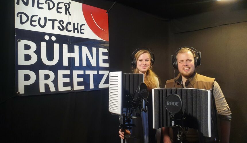 In diesem Jahr hat die Leitung vom Weihnachtsmärchen Gastrollen beim Hörspiel übernommen. Katharina und Henning sprechen die Rollen von den Eltern und hatten dabei eine Menge Spaß.