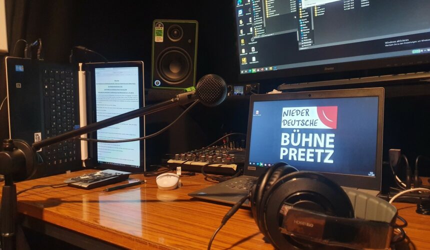 Nun fehlt noch das wichtigste Team des Projektes, das Technik Team. 😎Daniel, Niklas, Manuel und Joris haben nicht nur ein wunderbares Tonstudio in dem Studio der NB Preetz gebaut, sie waren auch noch für die Aufnahmen zuständig und werden nun unter der Leitung von Joris das Hörspiel schneiden und mit Klängen bestücken. Eine große Herausforderung, die dieses Team ganz sicher meistern wird! Ihr seid ein klasse Team