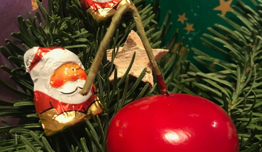 Die Weihnachtszeit beginnt  Wir wünschen euch einen schönen ersten Advent. 🕯️Bei unserem Märchen spielt dieses Jahr auch noch das Krokodil Ticktack mit. Na, könnt ihr erraten welche Geräusche es macht? Wir verraten soviel: Auch das Krokodil spricht nicht unsere Sprache!