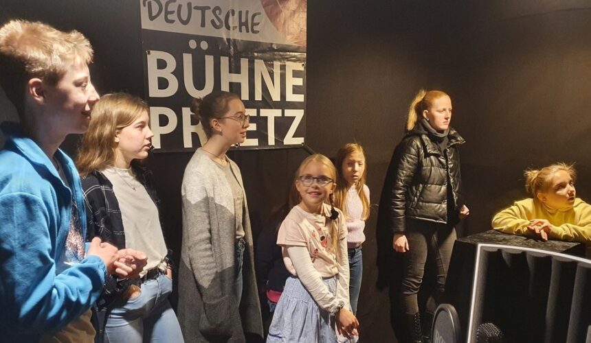 261859535_278421074105081_1524104027294048765_n-1 Tada… alle hatten ihre Rollen bekommen und die Leseprobe konnte starten. Alle zusammen in unserem neuen Studio konnten gemeinsam den Text ablesen und das Märchen verinnerlichen. Natürlich halten wir bei unseren Proben die 3G Regeln ein. Auch wenn sich die Darsteller nur bei Workshops und der Leseprobe gesehen haben. Sonst waren die Darsteller allein im Tonstudio, denn wir wollten in diesem Jahr auf Nummer sicher gehen.