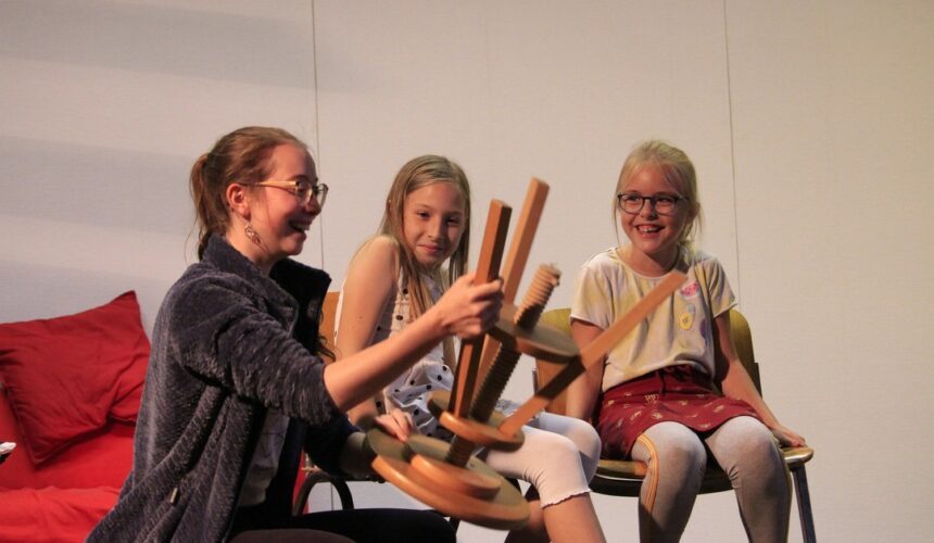 262202230_3401470226644199_6644162489610161721_n Linda Stach heißt die Schauspielerin, die mit dem Team den Einstieg in das Hörspiel wagte. Tolle Workshops verdeutlichten nicht nur wie die Kinder mit Ihrer Stimme Emotionen zeigen können, sondern auch den Umgang mit der Technik. Das Team hatte eine Menge Spaß und wir freuen uns schon auf der nächste Projekt mit Linda.