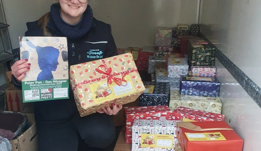 262544087_206802201631181_3999720492832544427_n Weihnachten rückt näher und die ein oder anderen Geschenke werden bereits gekauft und gebastelt. In Preetz wurde in diesem Jahr das Projekt #Küstenkiste ins Leben gerufen. Seit dem 6. November können Pakete mit unterschiedlichen neuwertigen Waren an verschiedenen Sammelstellen in Preetz abgegeben werden. Diese werden dann am 10./11. mit dem LKW nach Dernau im Ahrtal gebracht, um den Einwohnern vor Ort zu Weihnachten ein wenig Freunde zu schenken.Auch wir von der Niederdeutschen Bühne Preetz möchten gerne diese Aktion unterstützen und haben daher ebenfalls ein paar #Küstenkisten abgegeben.Vielen Dank für die tolle Aktion @kuestenkiste #preetz #küki #geschenke #spendenaktion #weihnachten
