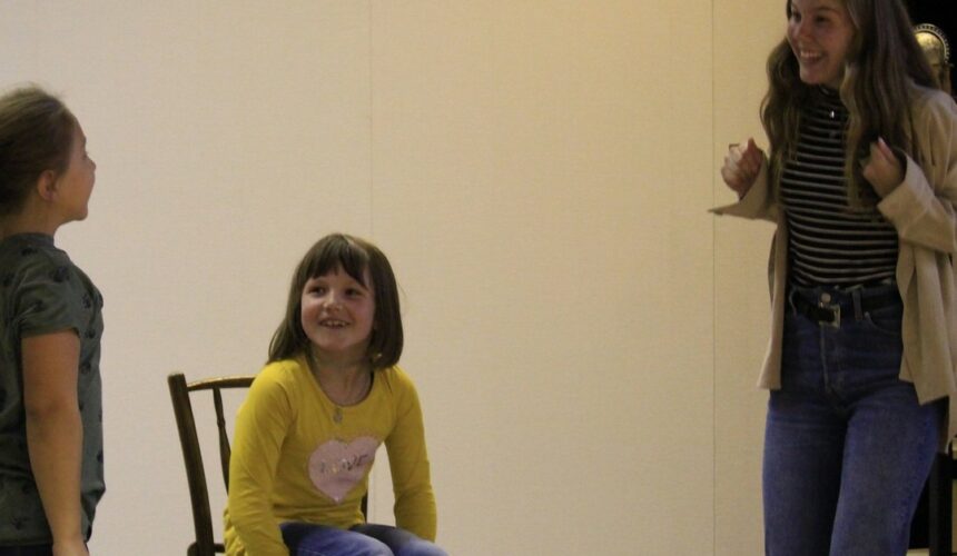 … und als letzte Rolle in unserem Team fehlt noch Nana. Na, wisst wir welche Rolle Nana bei Peter Pan einnimmt? Auf dem Foto seht ihr übrigens unsere Proben, bei denen wir Emotionen der einzelnen Figuren durchlebt haben. Auch Nanas!