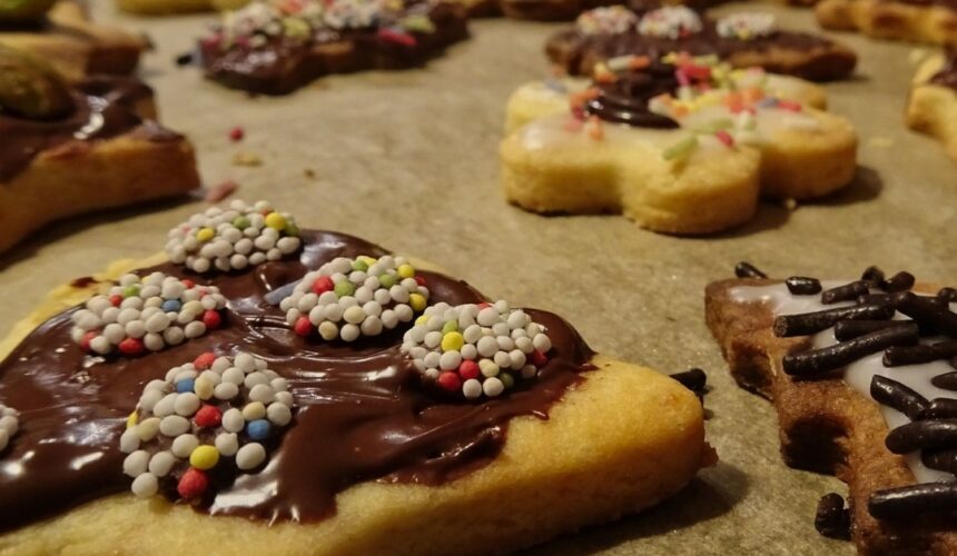 269740243_114550474414235_3688542177513447101_n Nur noch wenige Tage bis Weihnachten. Und es ist Zeit zum Plätzchen backen. Passend dazu haben wir in diesem Jahr ein Hörspiel als Weihnachtsmärchen veröffentlicht.🎙Taucht also beim Stechen der Kekse ein in die wunderbare Welt von Peter Pan.Unser Hörspiel kann über Youtube gehört bzw. über unsere Internetseite auch heruntergeladen werden.Link ist in der Bio.