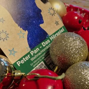 Wir wünschen euch allen frohe Weihnachten. Wir hoffen, dass ihr eine schöne Vorweihnachtszeit hattet.Vor nun fast zwei Wochen haben wir unser diesjähriges Weihnachtsmärchen veröffentlicht. Dieses Jahr haben wir die Geschichte um Peter Pan als Hörspiel erzählt. Bereits über 350 Aufrufe und Downloads hat das Hörspiel und uns erreichten ca. 550 € an Spenden, die unsere Projekte erst ermöglichen. Vielen Dank an alle, die uns unterstützen.Über die Weihnachtstage und darüber hinaus kann man gut zusammen mit der Familie unser Hörspiel bzw. unseren Film aus dem letzten Jahr anhören/ansehen. Beide sind über unsere Internetseite bzw. über Youtube erreichbar.Habt ein schönes Weihnachtsfest