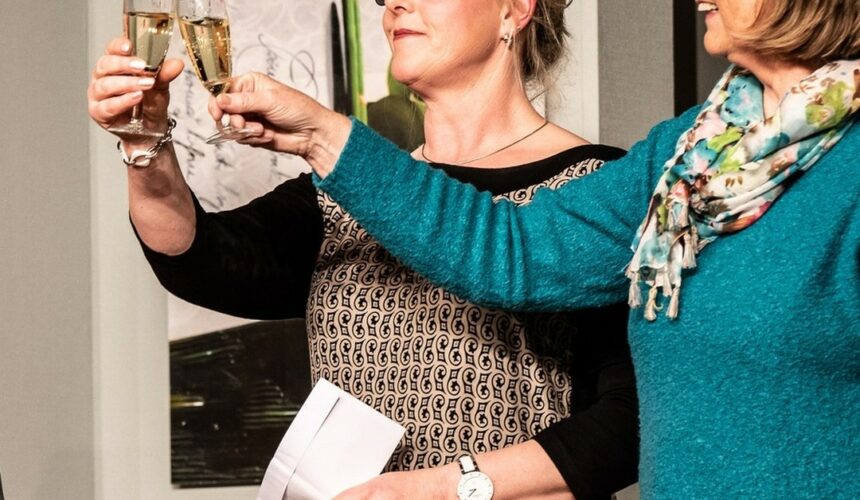 270264730_704093167177758_1048154958238472173_n In wenigen Tagen ist bereits Silvester und wir führen am 31. Dezember in der Aula in Preetz zweimal das Stück "Wat den een sien Uul (Sauce for the Goose)" auf.Es sind noch Karten für beide Vorstellungen (15:00 Uhr und 19:00 Uhr) vorhanden, die bereits im Voraus an den bekannten Verkaufsstellen, online oder an der Abendkasse gekauft werden können.Bei uns gilt wie auch bei anderen Veranstaltungen die 2G-Regel und es wurde ein Hygienekonzept. Weitere Informationen dazu gibt es auf unserer Internetseite.