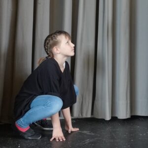 Dürfen wir vorstellen – MilenaMilena ist unsere jüngste Darstellerin in diesem Jahr. In diesem Jahr hat sie gleich drei Rollen, in die sie blitzschnell wechseln muss. Sie hat eine Menge Spaß auf der Bühne und bringt vorallen die kleinen Gäste gern zum Lachen. Im letzten Jahr hat sie schon mit großer Begeisterung am Hörspiel teilgenommen. Wie das laute Sprechen ins Mikro geht wusste sie sofort und wir sind uns sicher, dass man sie auch in diesem Jahr hören wird!Wir freuen uns sehr auf Ihren ersten Auftritt auf unserer Bühne.Schnell Karten sichern unter www.nbpreetz.de/karten , an unseren Vorverkaufsstellen oder vor Ort!