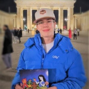 Dürfen wir vorstellen – JonahBisherige Rollen:Hänsel und Gretel: HänselDes Kaisers neue Kleider: SchneiderPeter Pan: Kapitän HakenhandIch freue mich in diesem Jahr endlich wieder auf der Bühne zu stehen und das Publikum zu sehen. Die Reaktionen des Publikums sind schließlich das, was ich am Theater am meisten liebe!Ihr solltet euch das Weihnachtsmärchen unbedingt anschauen, um endlich wieder den Märchenzauber zu spüren!