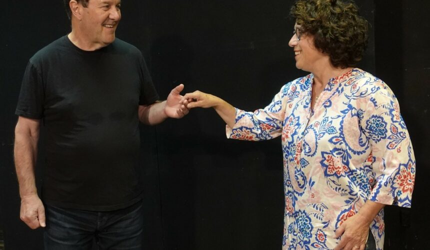 Habt ihr schon am Wochenende etwas vor? Wie wäre es mit einem Theaterbesuch?Nach einem erfolgreichen Premierenwochenende, treten wir am Freitag und Samstag wieder in der Aula mit dem Stück "Ik söök en Mann, de nich kann" auf. Der Vorhang öffnet sich um 20:00 Uhr und es sind auch noch Karten erhältlich.Weitere Informationen gibt es unter: https://nbpreetz.de/spielplan/ik-soeoek-en-mann-de-nich-kann/