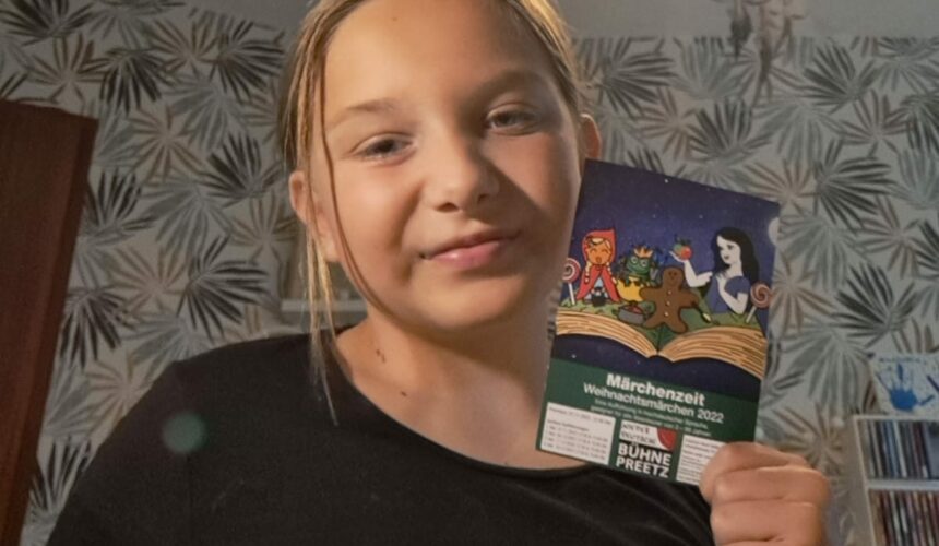 314838040_471061358342732_1288234108903119310_n Dürfen wir vorstellen – SarahSarah war das erste Mal beim Märchen "Schneewittchen" als Darstellerin dabei. Damals war sie der kleinste Zwerg und hat in den folgenden Jahren als Lebkuchenmännchen und Kind.In diesem Jahr hat sie gleich mehrere Rollen. Unteranderem Rotkäppchen. Seid gespannt in welchen Märchen ihr sie noch wiederfinden werdet.Wir freuen uns sehr, dass unsere liebe Sarah in diesem Jahr wieder mitspielt und uns mit ihrer positiven Art die Proben verschönert.