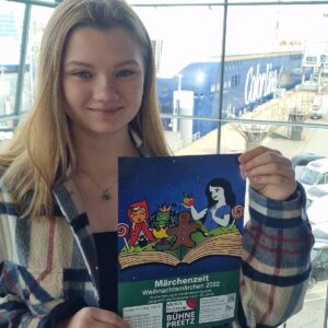 Dürfen wir vorstellen – LizanneLizanne ist das erste Mal beim Weihnachtsmärchen dabei, hat aber seit 8 Jahren jedes einzelne Märchen der NB Preetz gesehen.Sie freut sich sehr darauf den Kindern mit dem Märchen eine Freude zu machen. Warum soll man sich das Märchen in diesem Jahr ansehen? Da ist Lizannes Antwort sofort klar! Weil es unfassbar viel Spaß macht in die Märchenwelt einzutauchen. Wollt ihr auch in die Märchenwelt eintauchen? Dann sichert euch Karten unter www.nbpreetz.de/karten , an unseren Vorverkaufsstellen oder vor Ort. Wir sehen uns im Theater