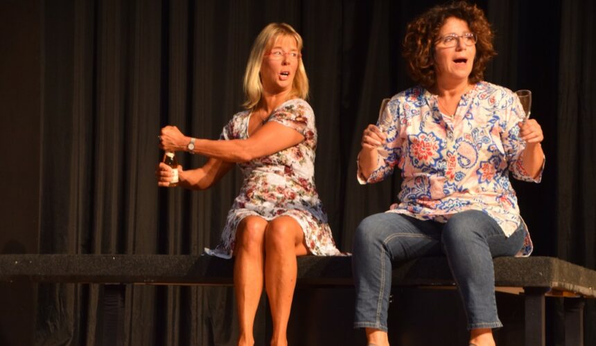 315288201_529890052318377_6955599860767762178_n Beide Aufführungen von "Ik söök en Mann, de nich kann" verpasst?Kein Problem! Wir spielen dieses Stück ebenfalls zu Silvester, im Januar und ebenfalls an verschiedenen Auswärtsspielorten rund um Preetz.Jetzt also schonmal Karten sichern!