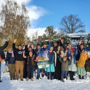 Das letzte Probenwochenende und plötzlich stehen freudestrahlend im Schnee, machen Schneeballschlachten und freuen uns darüber, dass es nächstes Wochenende losgehen kann. Schnee vor der Premiere gab es noch nie, fünf Märchen in einem Stück aber auch nicht. #niederdeutschebühnepreetz #jugendtheater #weihnachtsmärchen #winterwonderland #27nov2022premiere #vorfreude️