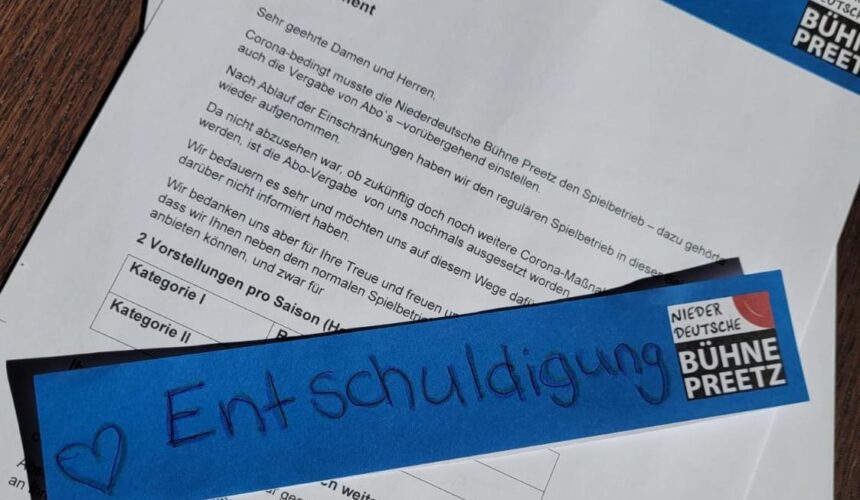 Entschuldigung!Coronabedingt wussten wir nicht, wie es mit dem Spielbetrieb und unseren Abos weitergehen wird. Wir bedauern es sehr und möchten uns auf diesem Wege dafür entschuldigen, dass Sie bis jetzt auf Neuigkeiten warten mussten!Wir bedanken uns aber für Ihre Treue und freuen uns darüber mitteilen zu können, dass wir wieder die Abo-Vorstellungen anbieten können, und zwar für2 Vorstellungen pro Saison (Herbst und Frühjahr)Kategorie I Reihe 1 – 4 29,50 € Kategorie II Reihe 5 – 8 27,50 €Ihr bestehendes Abo läuft automatisch weiter.Die neuen Termine werden Ihnen zur gegebenen Zeit bekanntgegeben.Sollten Sie aus den verschiedensten Gründen Ihr Abo aufkündigen wollen, teilen Sie uns dieses bitte bis zum 30.06.2023 schriftlich mit.Wir bedanken uns für Ihr Verständnis und freuen uns auf Ihren nächsten Besuch.Wir sehen uns im Theater
