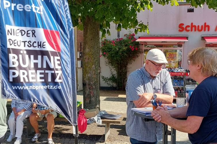 Wir sind fast zurück aus der Spielzeitpause!  Am 1. September haben wir auf dem Preetzer Handwerkermarkt unseren neuen Spielplan vorgestellt – bei herrlichem Wetter und vielen interessierten Besuchern an unserem Stand. ️ Unsere kommenden Stücke findet ihr bereits auf unserer Webseite und Tickets könnt ihr euch auch schon sichern! 🎟️ In den nächsten Tagen stellen wir euch hier unsere neuen Stücke genauer vor. #NeuesProgramm #Vorfreude #spielzeit