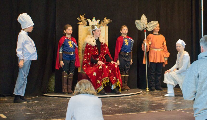 Gestern fand die Pressekonferenz zu unserem diesjährigen Weihnachtsmärchen Rumpelstilzchen statt! Alle Beteiligten standen in ihren wunderschönen Kostümen auf der Bühne und gaben den anwesenden Pressevertretern einen ersten Einblick in unser zauberhaftes Stück.Mit viel Energie und Spielfreude wurden einige Szenen präsentiert, die die Vorfreude auf die Vorstellungen nur noch größer machen.  Seid dabei, wenn wir Groß und Klein in die magische Welt von Rumpelstilzchen entführen! Die Termine findet ihr auf unserer Webseite – schnell Tickets sichern und das Theater zum Weihnachtszauber machen! 🎟