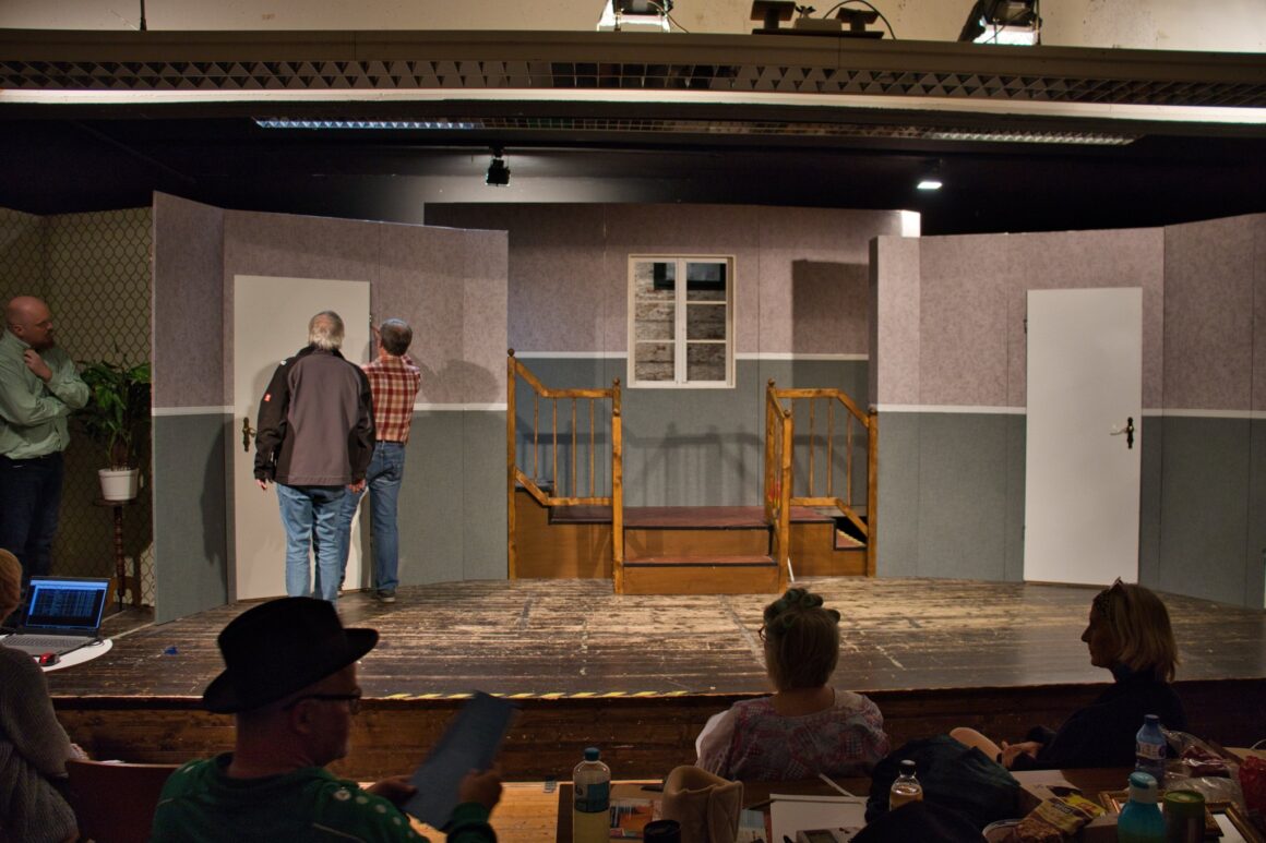 Wir suchen ein neues Zuhause! Unser geliebtes Studio in der Moritz-Schreber-Straße müssen wir leider bis ca. Herbst 2026 verlassen. Bis dahin brauchen wir dringend neue Räumlichkeiten in Preetz oder der näheren Umgebung. Was wir suchen:- ca. 200 qm- einen großen Probenraum mit ausreichender Höhe, damit wir unsere Bühnbilder aufstellen können- zusätzlich Platz für Werkstatt, Fundus und Archiv (ggf. auch ausgelagert, falls es nicht alles unter ein Dach passt)Theater lebt auch von Proberäumen – und wir wollen auch in Zukunft mit voller Leidenschaft für Preetz und die Region spielen! Habt ihr eine Idee, kennt leerstehende Räume oder jemanden, der uns weiterhelfen könnte?Dann meldet euch bitte bei uns – wir freuen uns über jeden Hinweis! ️ Bitte teilen – je mehr Menschen davon erfahren, desto größer die Chance, dass wir fündig werden!#NiederdeutscheBühne #Preetz #Raumsuche #TeilenHilft