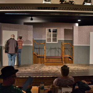 Wir suchen ein neues Zuhause! Unser geliebtes Studio in der Moritz-Schreber-Straße müssen wir leider bis ca. Herbst 2026 verlassen. Bis dahin brauchen wir dringend neue Räumlichkeiten in Preetz oder der näheren Umgebung. Was wir suchen:- ca. 200 qm- einen großen Probenraum mit ausreichender Höhe, damit wir unsere Bühnbilder aufstellen können- zusätzlich Platz für Werkstatt, Fundus und Archiv (ggf. auch ausgelagert, falls es nicht alles unter ein Dach passt)Theater lebt auch von Proberäumen – und wir wollen auch in Zukunft mit voller Leidenschaft für Preetz und die Region spielen! Habt ihr eine Idee, kennt leerstehende Räume oder jemanden, der uns weiterhelfen könnte?Dann meldet euch bitte bei uns – wir freuen uns über jeden Hinweis! ️ Bitte teilen – je mehr Menschen davon erfahren, desto größer die Chance, dass wir fündig werden!#NiederdeutscheBühne #Preetz #Raumsuche #TeilenHilft