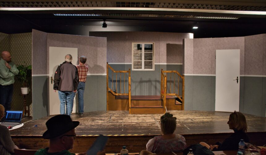 Wir suchen ein neues Zuhause! Unser geliebtes Studio in der Moritz-Schreber-Straße müssen wir leider bis ca. Herbst 2026 verlassen. Bis dahin brauchen wir dringend neue Räumlichkeiten in Preetz oder der näheren Umgebung. Was wir suchen:- ca. 200 qm- einen großen Probenraum mit ausreichender Höhe, damit wir unsere Bühnbilder aufstellen können- zusätzlich Platz für Werkstatt, Fundus und Archiv (ggf. auch ausgelagert, falls es nicht alles unter ein Dach passt)Theater lebt auch von Proberäumen – und wir wollen auch in Zukunft mit voller Leidenschaft für Preetz und die Region spielen! Habt ihr eine Idee, kennt leerstehende Räume oder jemanden, der uns weiterhelfen könnte?Dann meldet euch bitte bei uns – wir freuen uns über jeden Hinweis! ️ Bitte teilen – je mehr Menschen davon erfahren, desto größer die Chance, dass wir fündig werden!#NiederdeutscheBühne #Preetz #Raumsuche #TeilenHilft