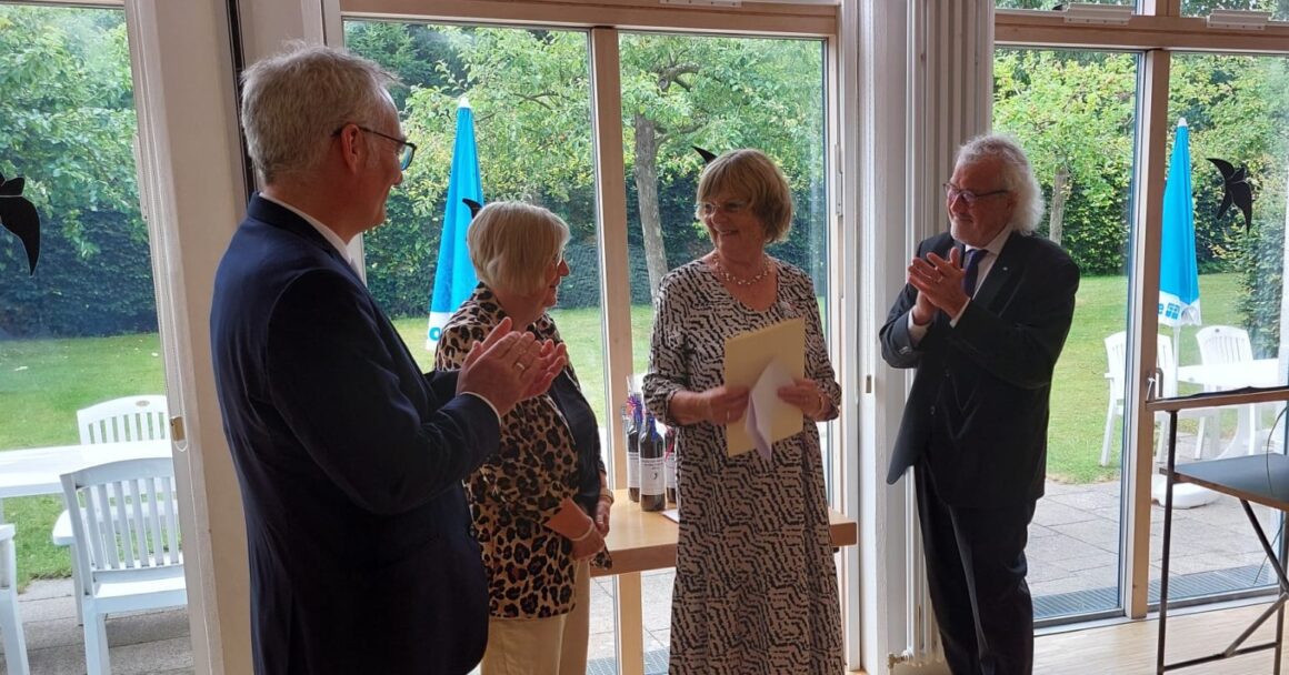 Bald startet unsere neue Spielzeit – aber schon in der Sommerpause gab es Grund zur Freude! Bei der diesjährigen Ruta-Preisverleihung wurde unsere Jugendbühne für ihr Engagement ausgezeichnet. Wir sind stolz, dass unsere Arbeit mit Kindern und Jugendlichen zum zweiten Mal mit diesem Preis gewürdigt wurde – denn sie sind unsere Zukunft! ️ Ein großes Dankeschön an die Stiftung, an unsere Leiterin der Jugendbühne Christina Dobirr und natürlich an alle jungen Talente, die jeden Freitag mit so viel Freude dabei sind.Auch der Förderverein Stadtkirche Preetz durfte sich über den Preis freuen – herzlichen Glückwunsch! Wir sagen: Danke – und freuen uns jetzt schon auf die neue Saison mit euch allen! #NiederdeutscheBühne #Jugendbühne #Preetz #RutaPreis